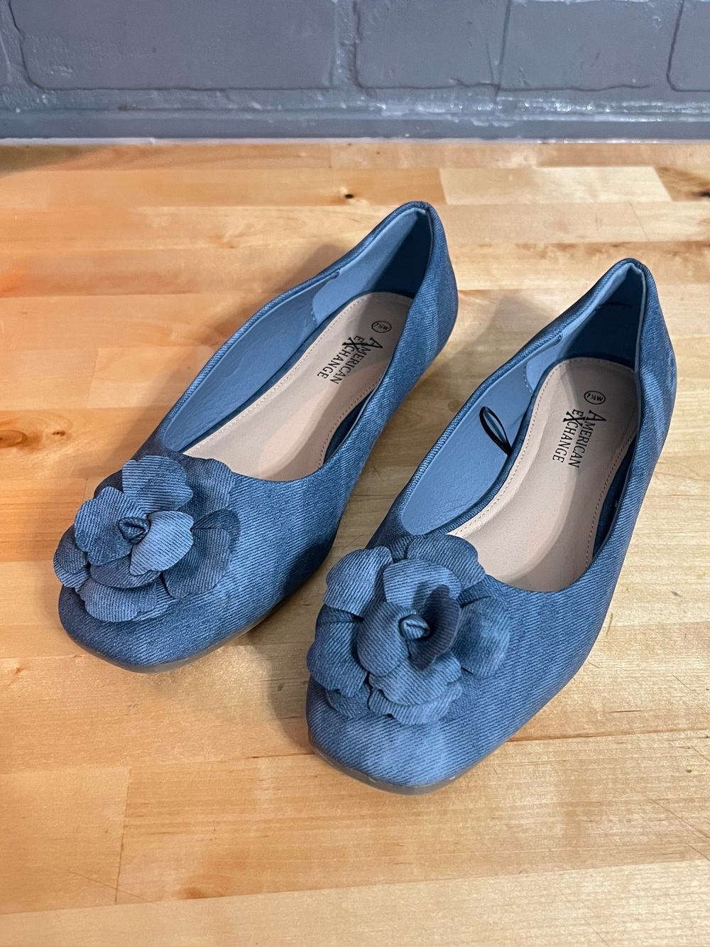 American Exchange Women’s Ballet Flats Sz 7.5W Denim-Texture Blue Flower Accent
